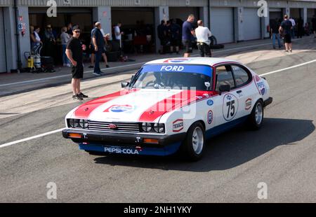 Jonathan Whites 1980, Ford Capri 3,0S, in der nationalen Boxengasse, während des Silverstone Classic 2022 Stockfoto