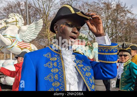 Köln, Deutschland. 20. Februar 2023. Papis Loveday, Model, nimmt an der Shrove-Montag-Parade Teil. Kredit: Jonas-Erik Schmidt/dpa-Zentralbild/dpa/Alamy Live News Stockfoto