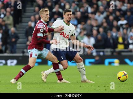 L-R West Ham United's Flynn Downes und Tottenham Hotspur's Clement Lenglet (ausgeliehen aus Barcelona) während der englischen Fußballwette der Premier League Stockfoto