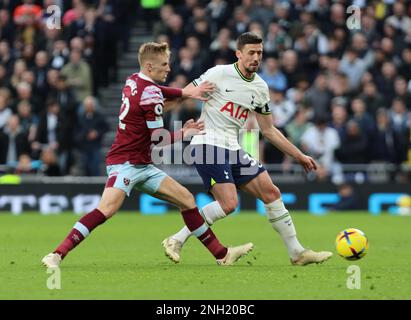 L-R West Ham United's Flynn Downes und Tottenham Hotspur's Clement Lenglet (ausgeliehen aus Barcelona) während der englischen Fußballwette der Premier League Stockfoto