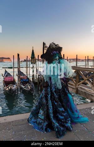 Karnevalsbesucher gekleidet in prächtigen Kostümen und Maske während des Karnevals 2023 in Venedig am Markusplatz, Venedig, Italien im Februar Stockfoto