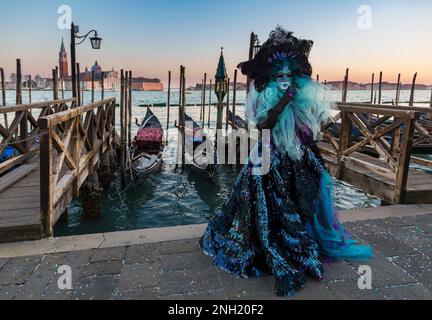 Karnevalsbesucher gekleidet in prächtigen Kostümen und Maske während des Karnevals 2023 in Venedig am Markusplatz, Venedig, Italien im Februar Stockfoto