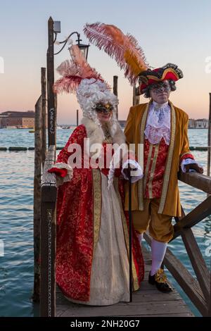 Karnevalsbesucher, die im Februar während des Karnevals 2023 in Venedig in prächtigen Kostümen und Masken gekleidet waren, am Markusplatz in Venedig, Italien Stockfoto