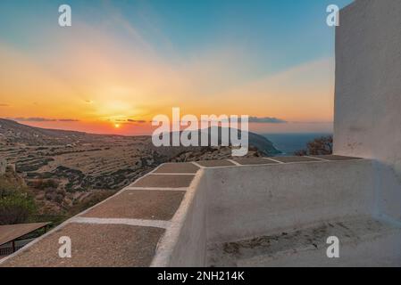 Panoramablick auf die Insel Folegandros bei Sonnenuntergang von einer charakteristischen Mauer im Dorf Chora Stockfoto