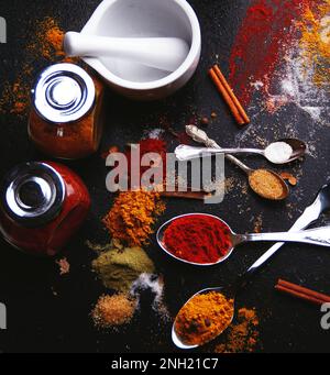 Bunte Gewürze für leckere und würzige Speisen Stockfoto