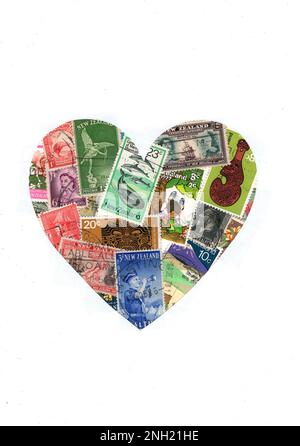 Alte Briefmarken aus Neuseeland in Herzform. Stockfoto