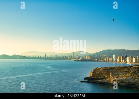 Panoramablick auf Benidorm von Mirador Calas Benidorm. Küste des Mittelmeers, Wolkenkratzer von Benidorm, Hotels und Berge im Hintergrund Stockfoto