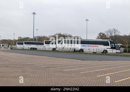Stansted, Großbritannien - 3. Dezember 2022: Busse von National Express am Flughafen. Stockfoto