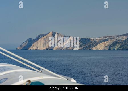 Folegandros Inselküsten von der Fähre aus gesehen Stockfoto