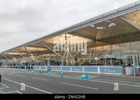Stansted, Vereinigtes Königreich - 3. Dezember 2022: Terminal des Flughafens London-Stansted (IATA: STN, ICAO: EGSS). Stockfoto