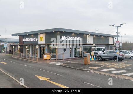 Stansted, Großbritannien - 3. Dezember 2022: McDonald Restaurant in der Nähe der Schnellstraße Thremhall Ave A120. Stockfoto
