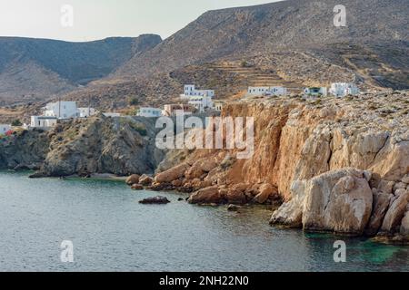 Die farbigen Klippen der Insel Folegandros Stockfoto