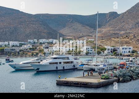 Die Fähre legt im Hafen von Karavostasis, Folegandros an Stockfoto