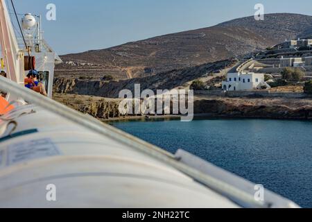 Folegandros Inselküsten von der Fähre aus gesehen Stockfoto