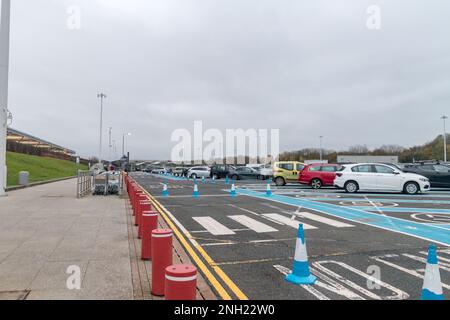 Stansted, Großbritannien - 3. Dezember 2022: Parkplatz am Flughafen London-Stansted. Stockfoto