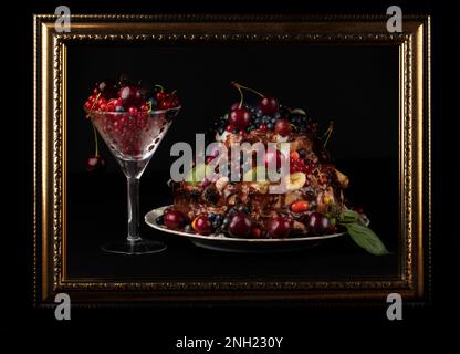 In einem luxuriösen Kuchen mit Früchten und Beeren mit einem Glasbecher. Kulinarische Kunst. Stockfoto