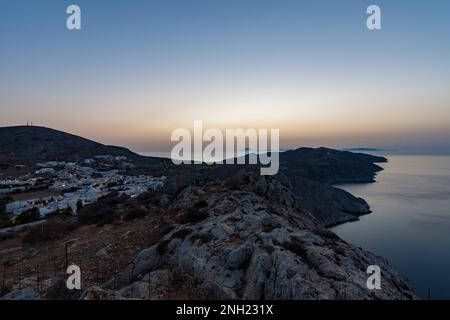 Panoramablick auf die Insel Folegandros in der Abenddämmerung Stockfoto