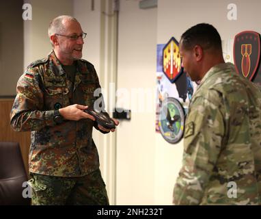 Oberstleutnant Stephan Saalow (links), Kommandant des deutschen CBRN-Verteidigungskommandos, überreicht Brig eine Tafel. Generalleutnant Daryl O. Hood (rechts), kommandierender General des 20. Kommandos für chemische, biologische, radiologische, nukleare und explosive Stoffe (CBRNE), Dez. 7. Die beiden Befehlshaber tauschten Kommandobeschreibungen aus und erörterten Ausbildungsübungen, die den Aufbau von Möglichkeiten für den Aufbau von Partnerschaftskapazitäten unterstützen. USA Militärfoto von Marshall R. Mason. Stockfoto