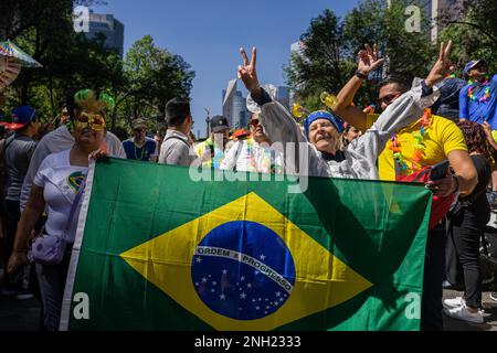 Nicht Exklusiv: 19. Februar 2023, Mexiko-Stadt. Mexiko: Hunderte von Menschen besuchten den brasilianischen Karneval in Mexico City, der vom EMBA organisiert wurde Stockfoto