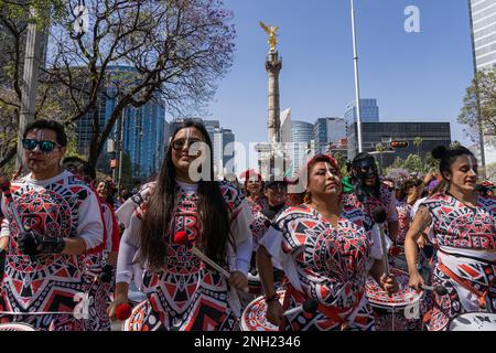 Nicht Exklusiv: 19. Februar 2023, Mexiko-Stadt. Mexiko: Hunderte von Menschen besuchten den brasilianischen Karneval in Mexico City, der vom EMBA organisiert wurde Stockfoto