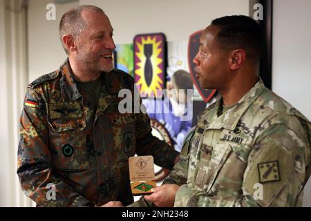 Brigg. Generalleutnant Daryl O. Hood (rechts), kommandierender General des 20. Kommandos für chemische, biologische, radiologische, nukleare und explosive Stoffe (CBRNE), Schüttelt sich die Hand mit Oberst Stephan Saalow, dem Befehlshaber des deutschen CBRN-Verteidigungskommandos, Dezember 7. Die beiden Befehlshaber tauschten Kommandobeschreibungen aus und erörterten Ausbildungsübungen, die den Aufbau von Möglichkeiten für den Aufbau von Partnerschaftskapazitäten unterstützen. USA Militärfoto von Marshall R. Mason. Stockfoto