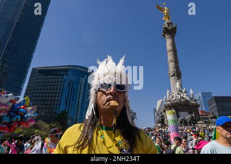 Nicht Exklusiv: 19. Februar 2023, Mexiko-Stadt. Mexiko: Hunderte von Menschen besuchten den brasilianischen Karneval in Mexico City, der vom EMBA organisiert wurde Stockfoto