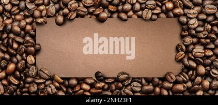 Schild aus Recyclingpapier und Rahmen für geröstete Kaffeebohnen Stockfoto