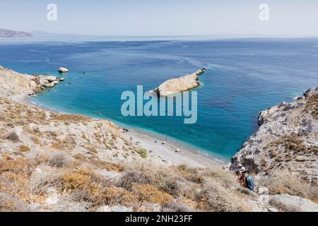 Panoramablick auf Katergo Beach, Folegandros Stockfoto