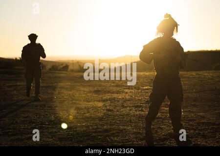 USA Marine 2. LT. Ronson Gay, ein Platoon Commander der Lima Company, 3. Bataillon, 1. Marine Regiment, 1. Marine Division, und CPL. Ty Smith, ein Schütze bei Lima Co., 3. Mrd., 1. Marines, Patrouille während Steel Knight 23 im Marine Corps Base Camp Pendleton, Kalifornien, 7. Dezember 2022. Steel Knight ist eine jährlich stattfindende kombinierte Feuerübung, die sicherstellt, dass 1. MARDIV für die Expeditionskampfführung der Marine in umkämpften Räumen optimiert und speziell für künftige Operationen an Land und über Wasser gebaut ist. Smith stammt aus Queen Creek, Arizona. Stockfoto