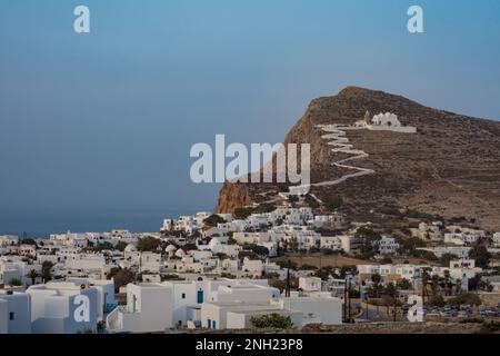 Panoramablick auf das Dorf Chora in der Abenddämmerung, Folegandros Stockfoto