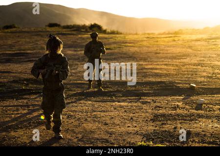 USA Marine CPL. Ty Smith, ein Schütze bei Lima Company, 3. Bataillon, 1. Marines Regiment, 1. Marine Division, und 2. LT. Ronson Gay, ein Zugführer bei Lima Co., 3. Mrd., 1. Marines, Patrouille während Steel Knight 23 im Marine Corps Base Camp Pendleton, Kalifornien, 7. Dezember 2022. Steel Knight ist eine jährlich stattfindende kombinierte Feuerübung, die sicherstellt, dass 1. MARDIV für die Expeditionskampfführung der Marine in umkämpften Räumen optimiert und speziell für künftige Operationen an Land und über Wasser gebaut ist. Smith stammt aus Queen Creek, Arizona. Stockfoto