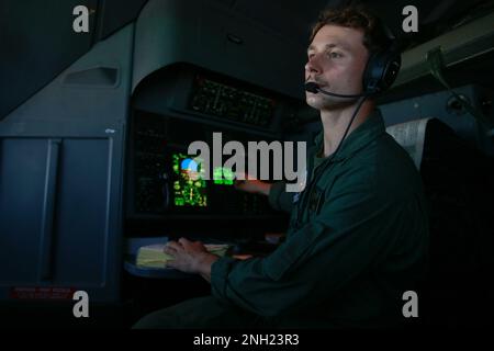 USA Marinekorps Sgt. Montana Bingen, ein Ladermeister der Marine Aerial Tanker Transport Squadron (VMGR) 152, koordiniert den Flugbetrieb mit Piloten während der Ryukyu Vice 23,1 auf dem Luftwaffenstützpunkt Kadena, Okinawa, Japan, 7. Dezember 2022. Ryukyu Vice ist eine gemeinsame Übung zur Führung und Kontrolle der Luftfahrt mit festem Flügel, die 1. taktischen Flugkontrollpersonal von Marine Aircraft Wing in offensiven, defensiven und Gegenflug-Szenarien ausbildet. Stockfoto