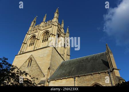 Aufnahme der Merton College Chapel aus dem unteren Winkel vom Grove Walk an einem sonnigen, blauen Herbstnachmittag mit Skiern Stockfoto