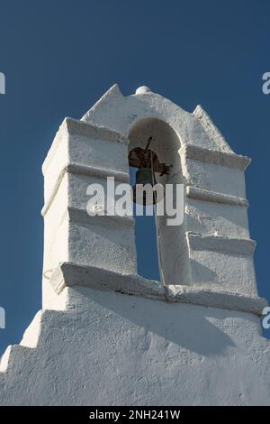 Charakteristischer weiß getünchter Glockenturm im Dorf Chora, Folegandros Stockfoto