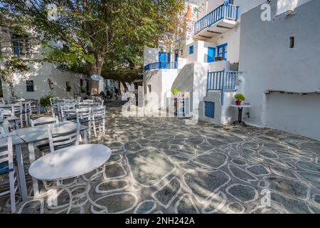 Kleiner Platz mit traditioneller griechischer Taverne im Dorf Chora, Folegandros Stockfoto