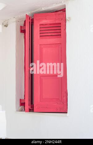 Rotes Fenster im traditionellen Stil der Kykladen-Inseln im Dorf Chora Stockfoto