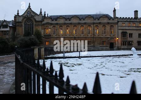 Brasenose College Library, Oxford University, in der Dämmerung an einem verschneiten Wintertag mit einem schneebedeckten Radcliffe Camera Rasen im Vordergrund Stockfoto