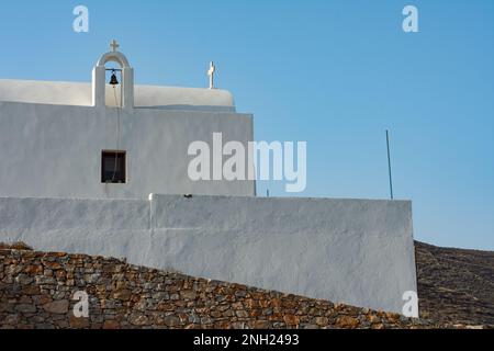 Charakteristische weiß getünchte orthodoxe Kapelle in Folegandros Stockfoto