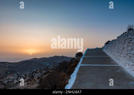 Panoramablick auf die Insel Folegandros bei Sonnenuntergang Stockfoto