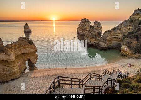 Strand Praia do Camilo bei Sonnenaufgang in der Nähe der Stadt Lagos, Portugal. Stockfoto