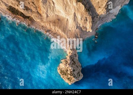 Blick aus der Vogelperspektive auf die Plakaki-Felsen auf der Insel Zakynthos, Ionisches Meer, Griechenland. Stockfoto