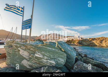 Blick auf das Dorf Karavostasis vom Fähranleger Folegandros Stockfoto