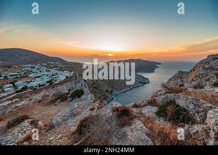 Panoramablick auf die Insel Folegandros bei Sonnenuntergang Stockfoto