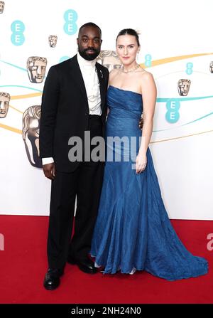 Paapa Essiedu (links) und Rosa Robson, die an den British Academy Film Awards 76. in der Royal Festival Hall des Southbank Centre in London teilnahmen. Foto: Sonntag, 19. Februar 2023. Stockfoto