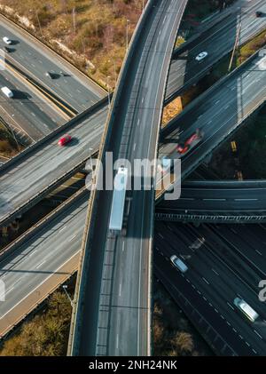 Viel frequentierte Autobahnkreuzung in Großbritannien Stockfoto