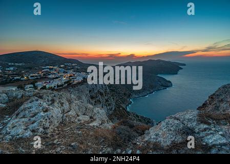 Panoramablick auf die Insel Folegandros in der Abenddämmerung Stockfoto