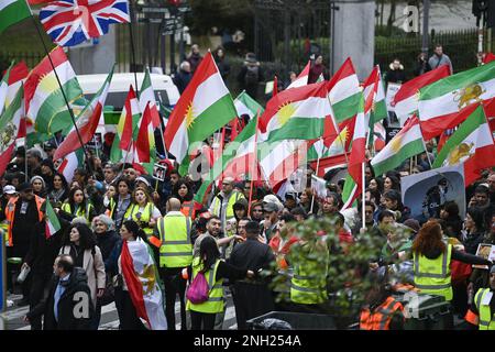 Die Menschen tragen am Montag, den 20. Februar 2023 in Brüssel bei einem Protest zur Unterstützung der iranischen Widerstandsbewegung Flaggen mit Widerstandssymbolen. BELGA FOTO ERIC LALMAND Stockfoto