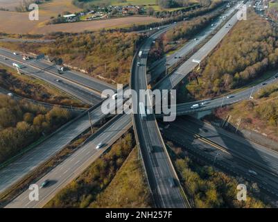 Viel frequentierte Autobahnkreuzung in Großbritannien Stockfoto