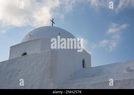 Typische weiß getünchte Kuppel im Dorf Chora, Folegandros Stockfoto