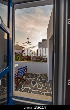 Offenes Fenster mit Blick auf das Dorf Chora in der Abenddämmerung, Folegandros Stockfoto